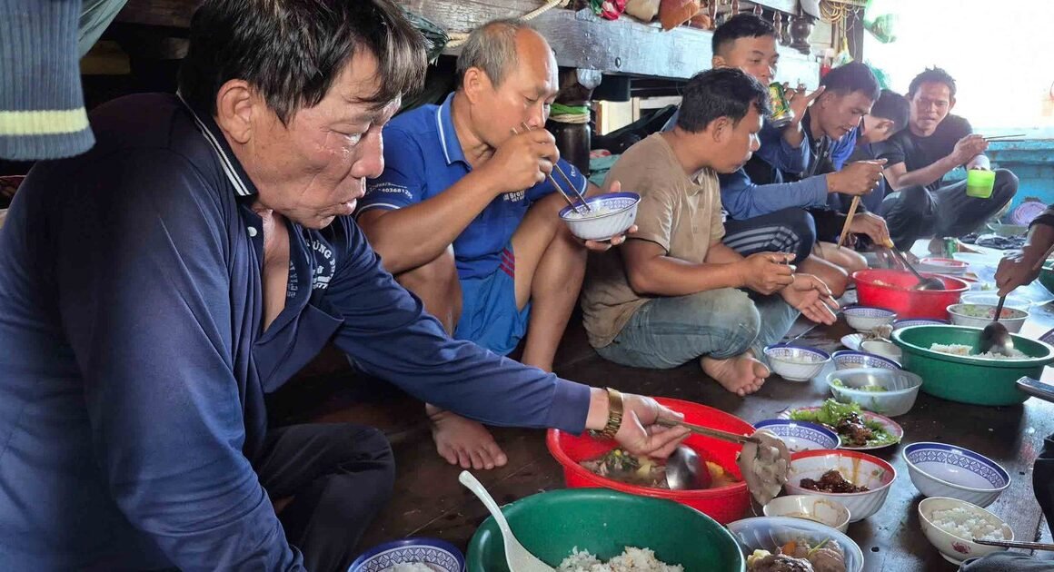 CHUYẾN BIỂN CÙNG NGƯ DÂN GẦN TẾT, MỖI NGÀY CẬN KỊP VỀ BỜ LÀ MỘT ĐÒI HỎI KHÓ NHẬN RÕ