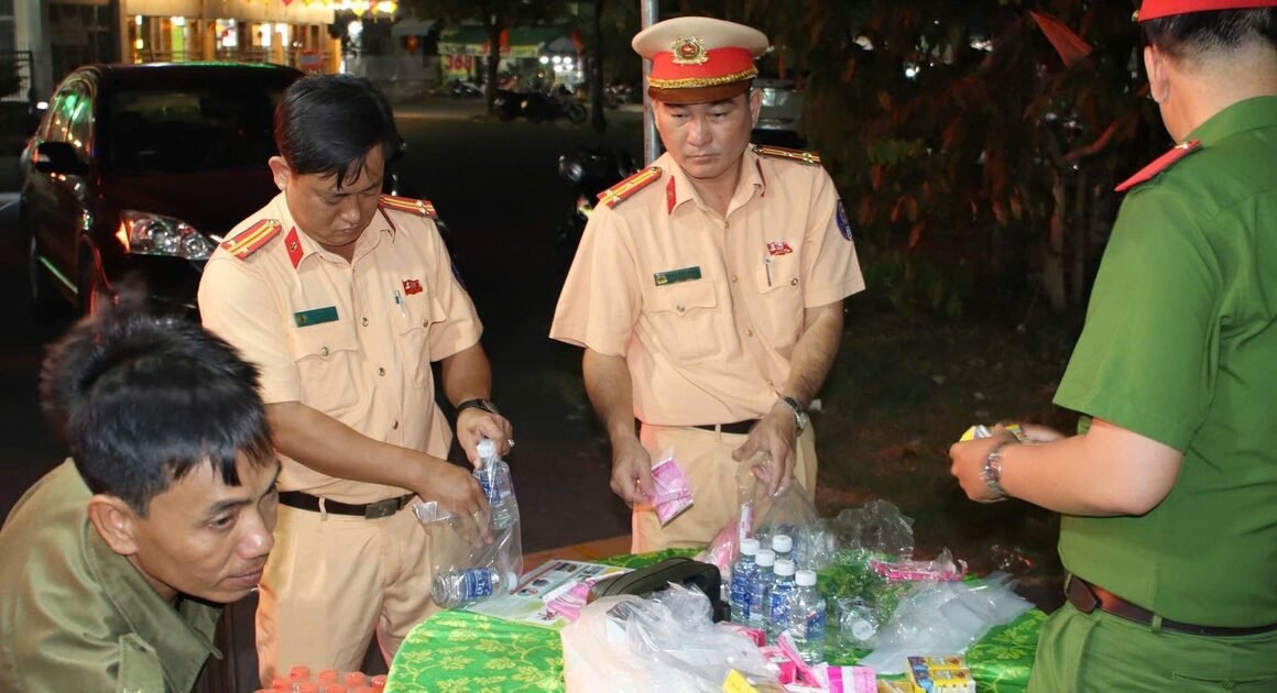 ĐỒNG THÁP ĐÓN TẠO TẾT ẤM ÁP VỚI NHIỀU ĐIỂM PHÁT NƯỚC MIỄN PHÍ, GƯƠNG MẪU HỖ TRỢ NGƯỜI DÂN VỀ QUÊ AN toàn