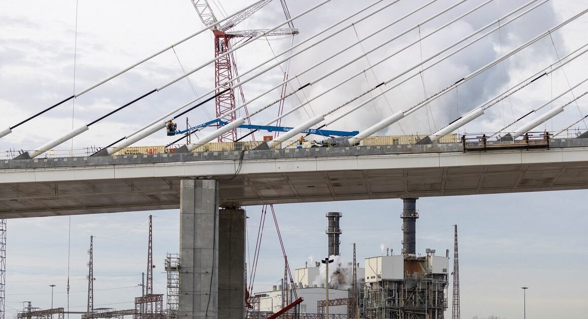 TẠI SAO DONALD TRUMP ĐANG ĐE DỌA KHIẾN CÂU CHUYỆN CÂY CẦU MỚI GIỮA MỸ VÀ CANADA TRỞ NÊN NÓNG HẦU?