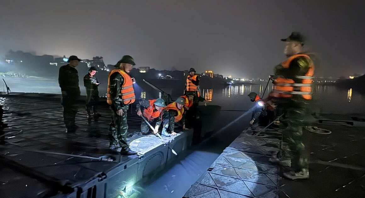 ĐẠI TƯỚNG PHAN VĂN GIANG GỬI THƯ ĐỘNG VIÊN CÁN BỘ, CHIẾN SĨ BẮC CẦU PHAO QUA SÔNG LÔ VỚI TÌNH YÊU NƯỚC SẮC SON!