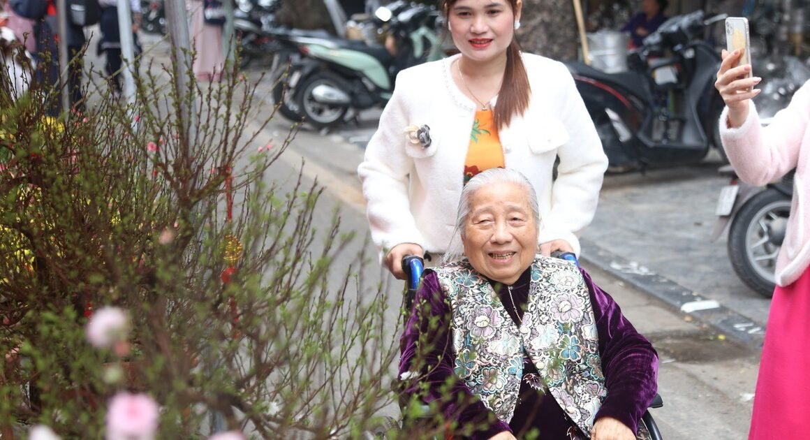 KHÁM PHÁ KHÔNG KHÍ NHẠY NÒNG VÀ SỐNG ĐỘNG TẠI CHỢ HOA HÀNG LƯỢC NHÁNH MÙA TẾT ĐANG GẦN KỀ!