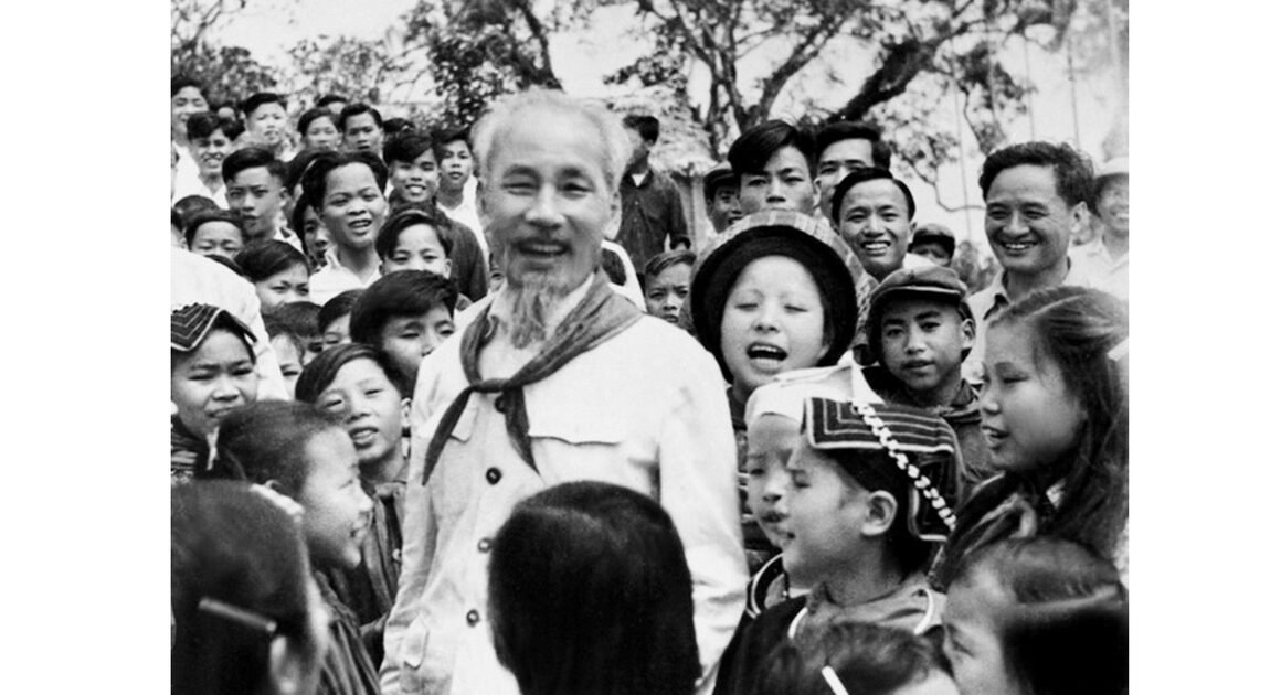 KHÁT VỌNG VƯƠN TỚI ĐỈNH CAO MỚI LÀ NHIỆM VỤ CỦA MỌI DÂN TỘC.