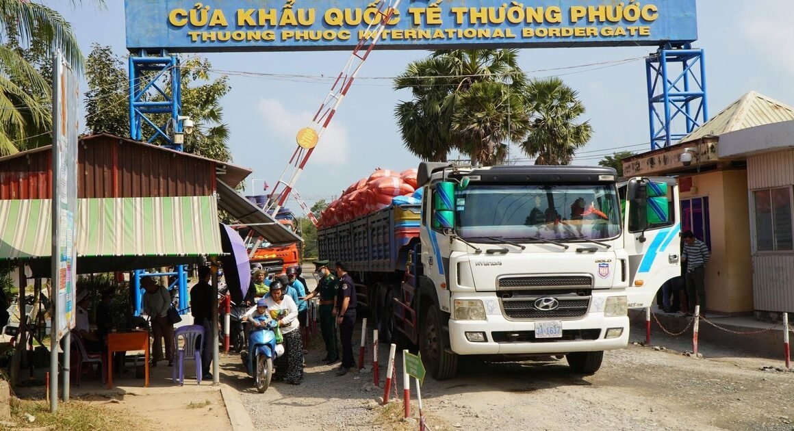 KHẮC PHỤC KHÓ KHĂN HÀNG THỰC PHẨM NHẬP KHẨU: THỦ TƯỚNG VÀ CÁC BỘ NGÀNH ĐÃ RA GIẤY KHẨN CẤP BAN HÀNH CÔNG LỆNH THÁO GỠ TẠI CHỐT!