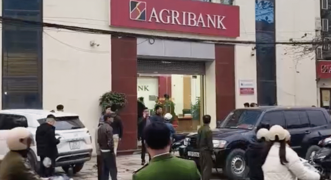 BẤT NGỜ, NHÂN VIÊN NGÂN HÀNG ĐANG ĐẾM TIỀN BỖNG CHẠY THOÁT CÙNG TẬP TIỀN TRỊ GIÁ HƠN 500.000 ĐỒNG!