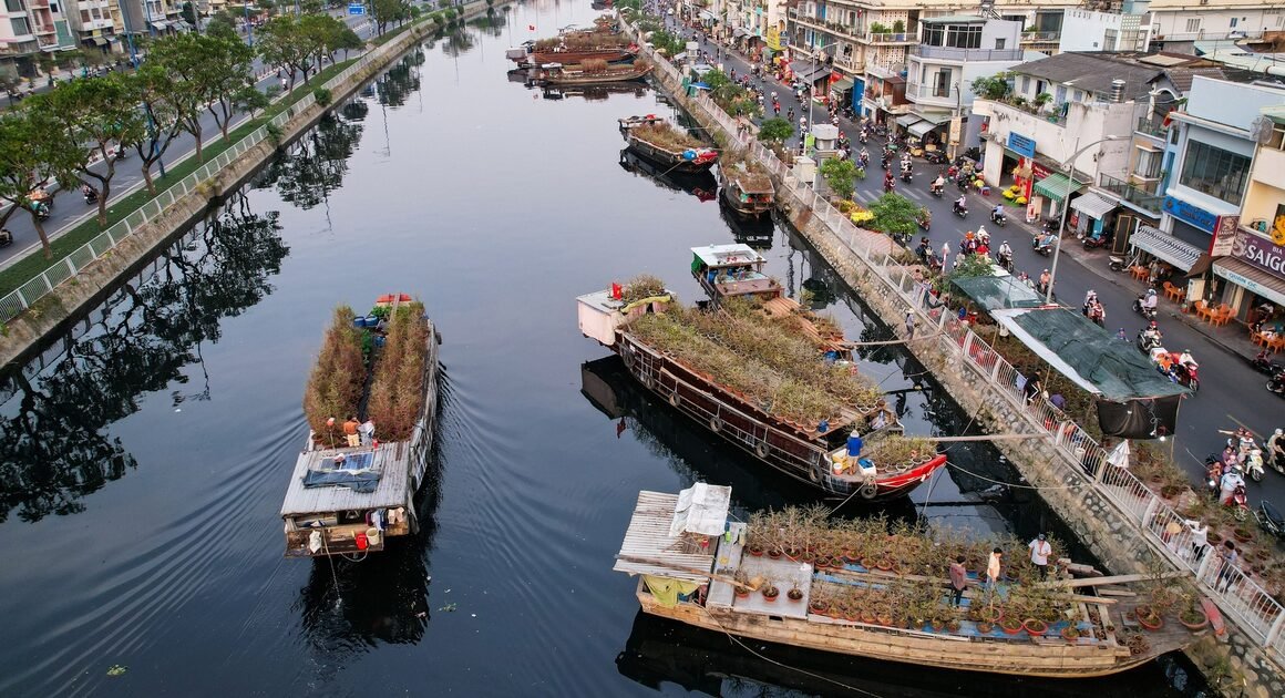 Khám phá KHÔNG KHÍ TẾT NHƯNG ĐẦY SỨC SỐNG NGẬP TRÀN TRÊN CHỢ HOA TRÊN SÔNG BẾN BÌNH ĐÔNG!