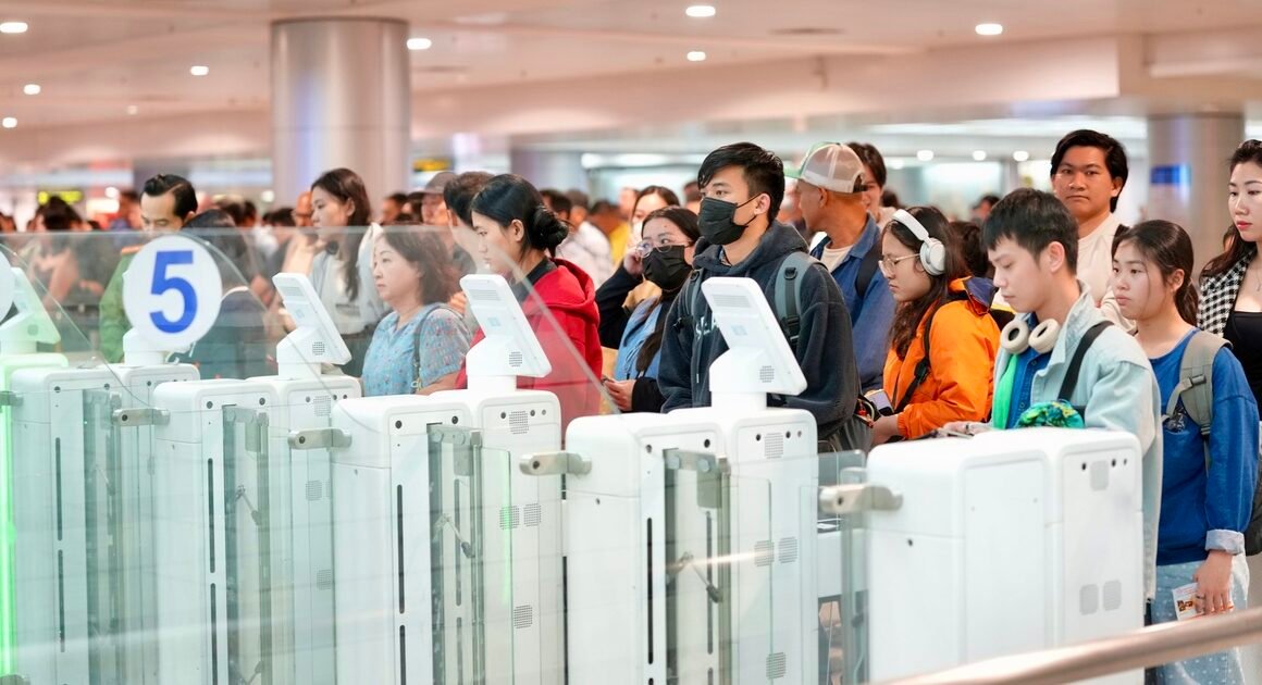 NHỮNG NGÀY CAO ĐỈNH TẠI CẢNG QUỐC TẾ TÂN SƠN NHẤT GIẤP TẾT BÍNH NGỌ 2026, MỚI THẬT SỰ ĐANG BÙNG NỔ!