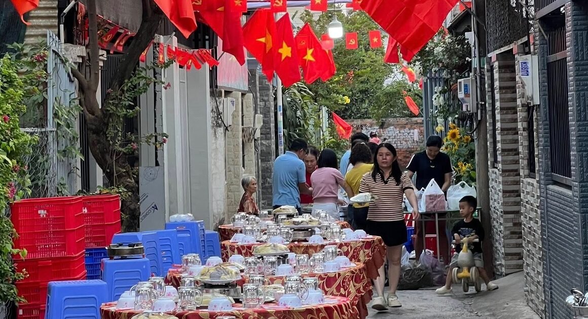 ĐẾN VỚI BỮA TẤT NIÊN XÓM 16 NĂM ĐỂ KHÁM PHÁ BỨC TRANH GIA ĐÌNH GẦN GŨI GIỮA HẺM _KHÔNG CẦN LÀM ĐẠI_