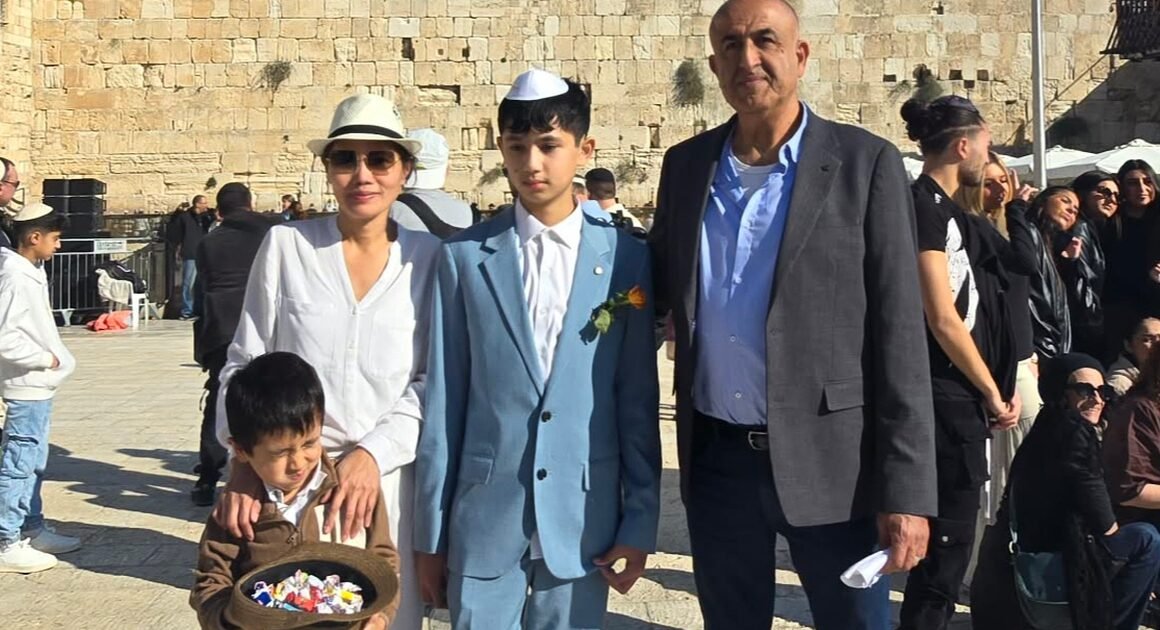 NGHẸN NGÀY CUỐI CÙNG TRƯỚC TẾT, NHÀ XỨNG VIỆT NAMỞ ISRAEL VẪN CHẬM CHIẾU VỚI NHỮNG CHIẾC BƯỚC ĐẦY BẤT NGỜ.