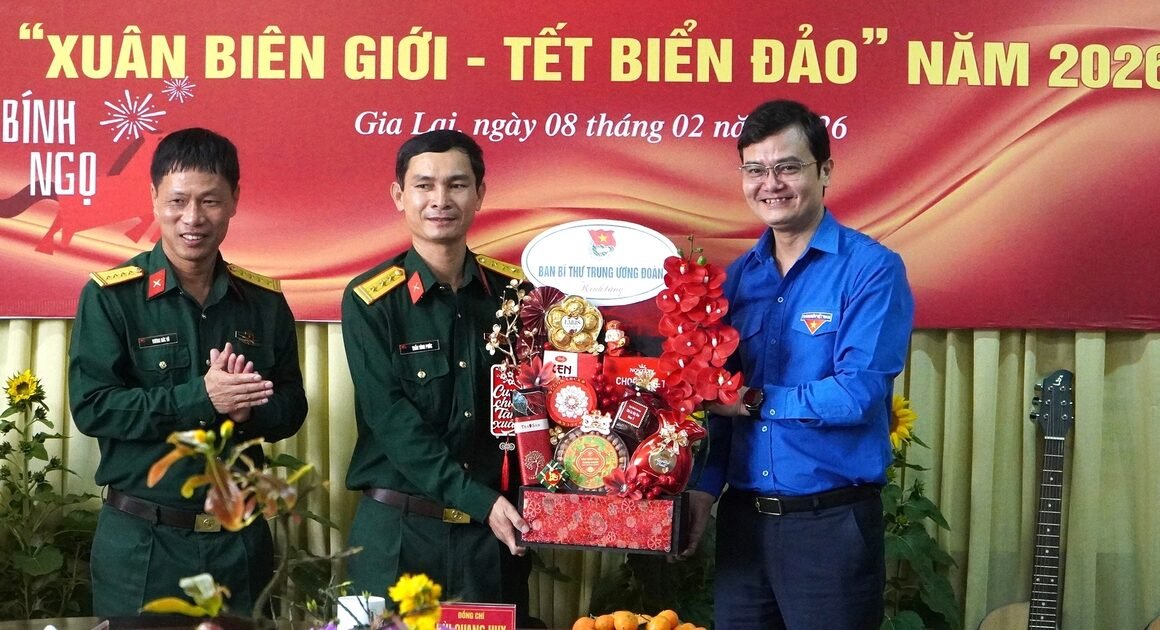 XUÂN BIÊN GIỚI – TẾT BIỂN ĐẢO: HÀNG TRĂM SUẤT QUÀ GÂY ẤN TƯỢNG VỚI NGƯỜI DÂN VÙNG CÓ ĐIỀU KIỆN KHÓ KHĂN!