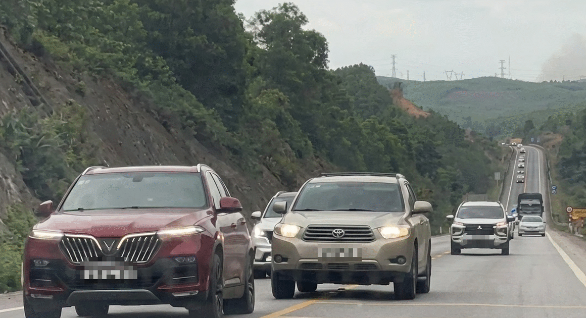 BẤT CHẤP BIỂN BÁO, HÀNG LOẠT TÀI XẾ VẪN ĐẨU LÊN CAO TỐC NGUYHIỂM CẬN KỀ