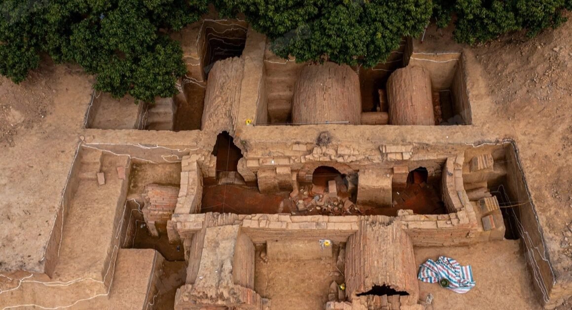 KHÁM PHÁ NGÔI MỘ CỔ 2.000 NĂM MẬT ẨN DƯỚI ĐÁY VƯỜN QUẢNG NINH!