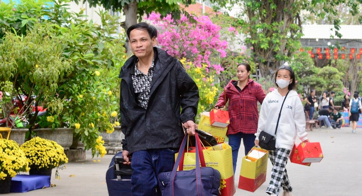 những ngày giáp tết, ga sài gòn rực rỡ và nhộn nhịp, nơi nhiều người lần đầu sau nhiều năm mới có dịp sum họp cùng gia đình