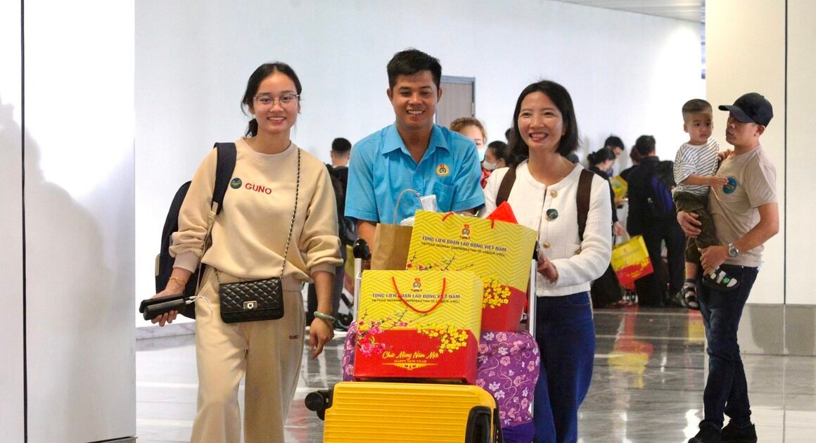 ĐI MÁY BAY VỀ QUÊ ĂN TẾT: GIẤC MƠ CÓ THỂ TRỞ THÀNH SỰ THẬT CHO HƠN 500 LAO ĐỘNG KHÓ KHĂN