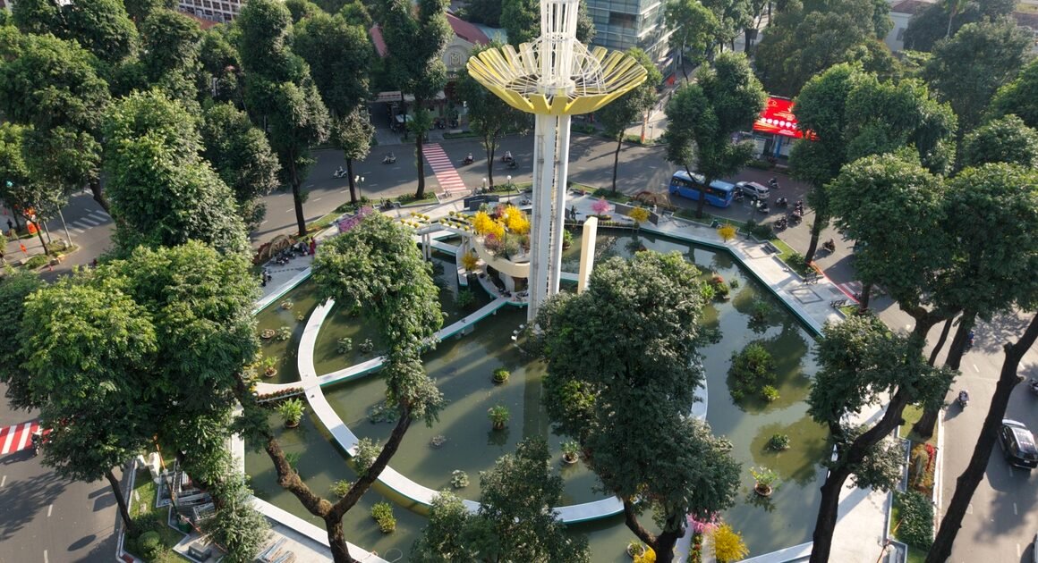 HỒ CON RÙA RỘN RÀNG CHUẨN BỊ ĐÓN TẾT, NHƯNG CẦU THANG BẤT NGỜ ĐƯỢC THAY MÀU MỚI KHÉO!