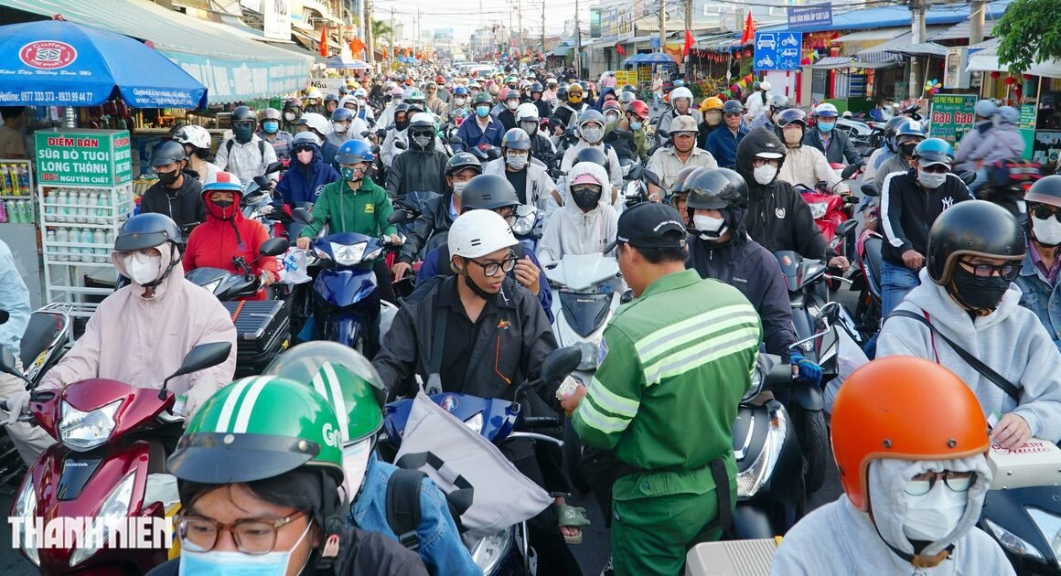 HÀNG DÀI XE KẸT KHÔNG CHO THUÊ, DÒNG NGƯỜI ĐỔ XÔ VỀ TP.HCM SAU TẾT DÀI NGÀY