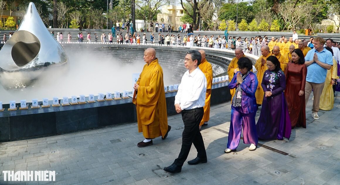 LẠI ĐẶC BIỆT: NGÀY TẾT, NGƯỜI DÂN TP.HCM CÙNG CẦU SIÊU VÀ TƯỞNG NIỆM NẠN NHÂN COVID-19 tại công viên Lý Thái Tổ