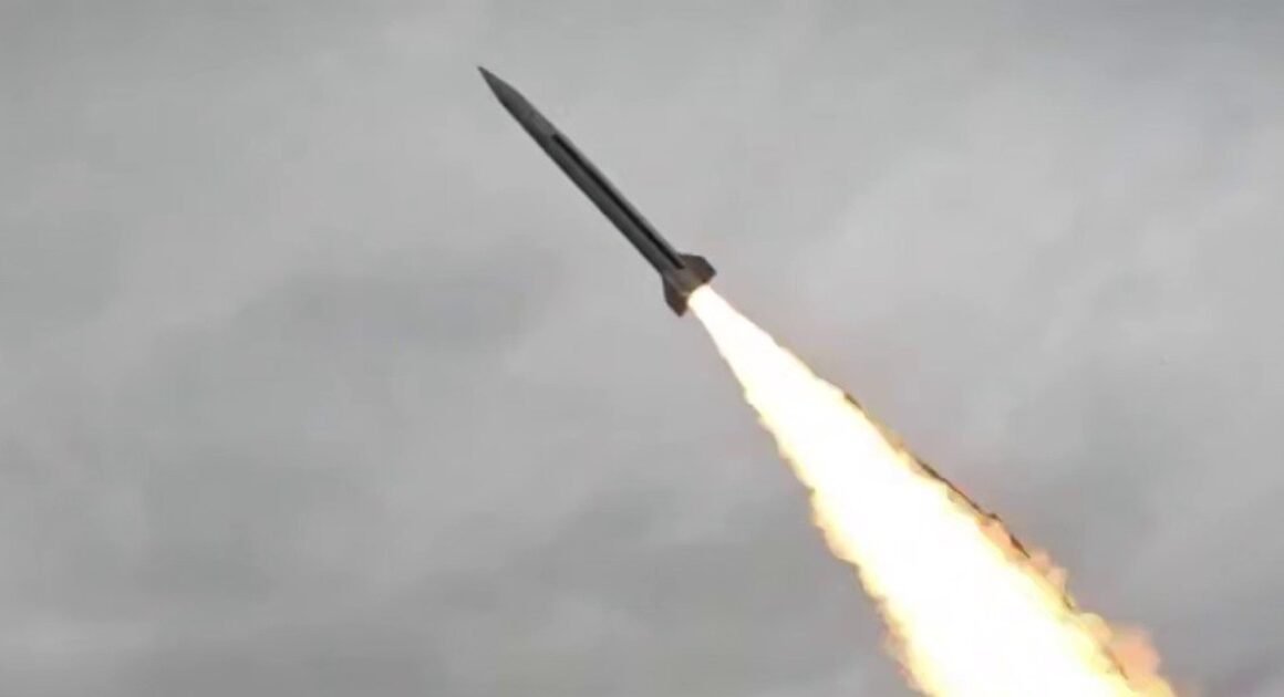 NGA VÀ UKRAINE CÔNG BỐ TỔN THẤT GẦN 2.100 BINH SĨ TRONG NGÀY, TRONG KHI UKRAINE THỬ THÁCH VỚI TÊN LỬA ĐẠN ĐẠO MỚI, ĐIỀU GÌ ĐANG XẢY RA?