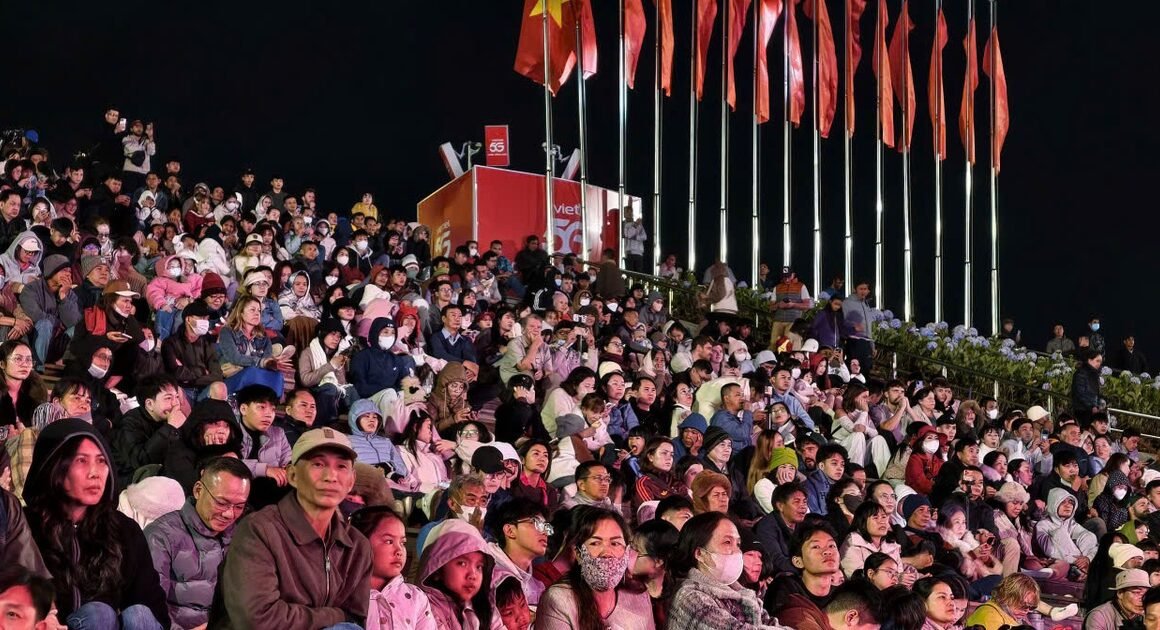 Dù nhiệt độ đêm giao thừa chỉ khoảng 13 độ C, hàng chục ngàn người vẫn đổ về Đà Lạt để chờ màn pháo hoa đón chào năm mới Bính Ngọ 2026!