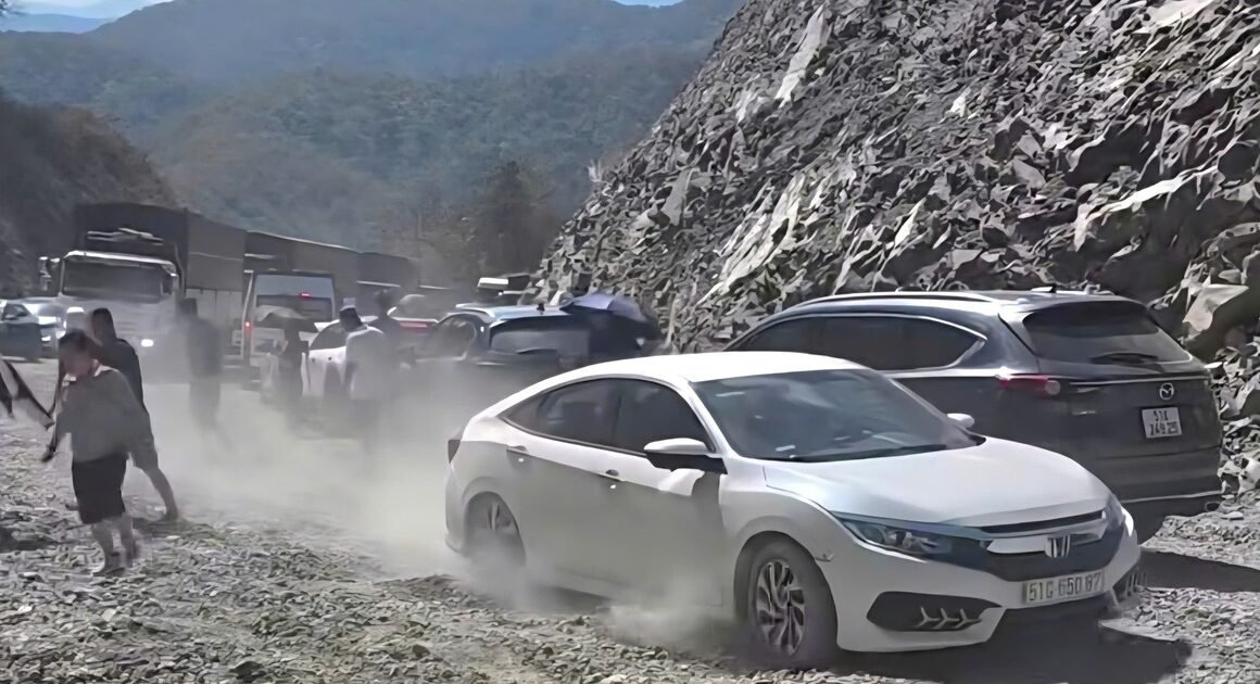 QUỐC LỘ 28B DỪNG ĐỨNG, NGƯỜI DÂN PHẢI TỰ LẤP RÃNH CỨU XE GIỮA ĐÈO ĐẦY CHUYẾN TẮT MỰC MIẾC!