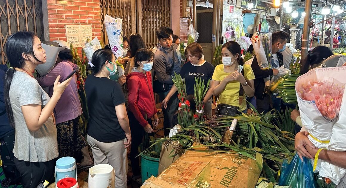 ĐÁNG CHÚ Ý: Shop HOA lớn nhất TP.HCM gây chú ý với thông báo khiến khách hàng bất ngờ trước đêm 28 tết!