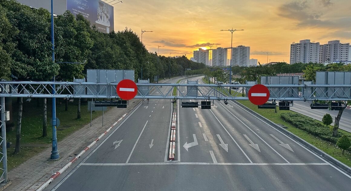 KHÁM PHÁ NGÀY ĐẦU NĂM MỚI TẠI TP.HCM: PHỐ XÁ VẮNG XE, NGƯỜI HÀO HỨNG DU XUÂN TRONG KHÔNG GIAN SỐNG ĐỘNG