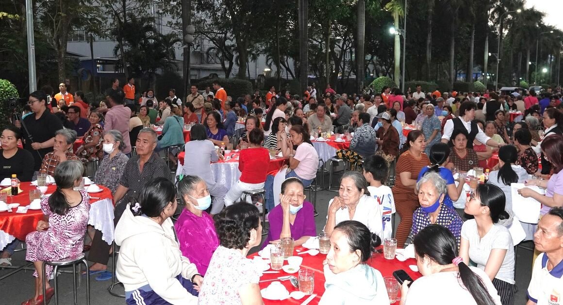 KHÁN GIẢ MỘT LẦN TRẢI NGHIỆM CẢNH TẾT ĐẦY ẤM ÁP VỚI HƠN 500 NGƯỜI DÂN GÂY ẤN TƯỢNG NGƯỢC LẠI KHÔNG KHÍ ƯU ĐÃI VÀ VUI TƯƠI