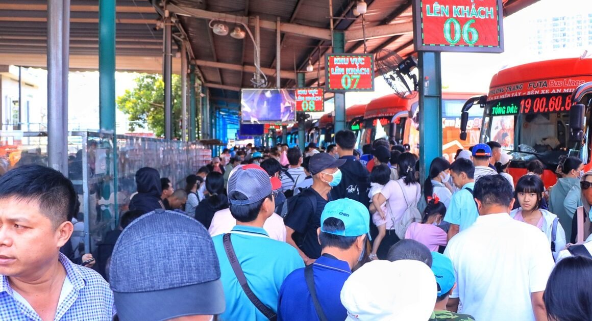 SỐNG ĐỒNG VỀ MIỀN TĂNG CỨC KÍCH, BẾN XE MIỀN TÂY CHỚP NHẬN TÙNG HẬU ĐÓN TẤN ĐẦU NĂM