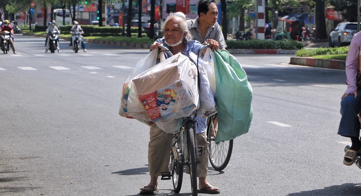 TẠI SAO DÙ NGÀY MÙNG 2 TẾT, ĐƯỜNG PHỐ TP.HCM VẪN RỘNG THOÁNG VÀ NHỮNG NGƯỜI MỆT MÀI VACHE