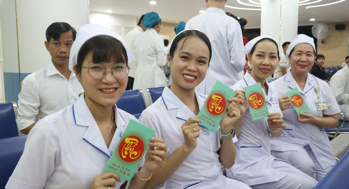 BƯỚC TRONG GIỜ KHÓ KHĂN, NHỮNG NGƯỜI THẦY THẦY THẦY Y VẪN CỐ GẮNG GÁNH GỊU NGHĨA VỤ XUYÊN NĂM MỚI!