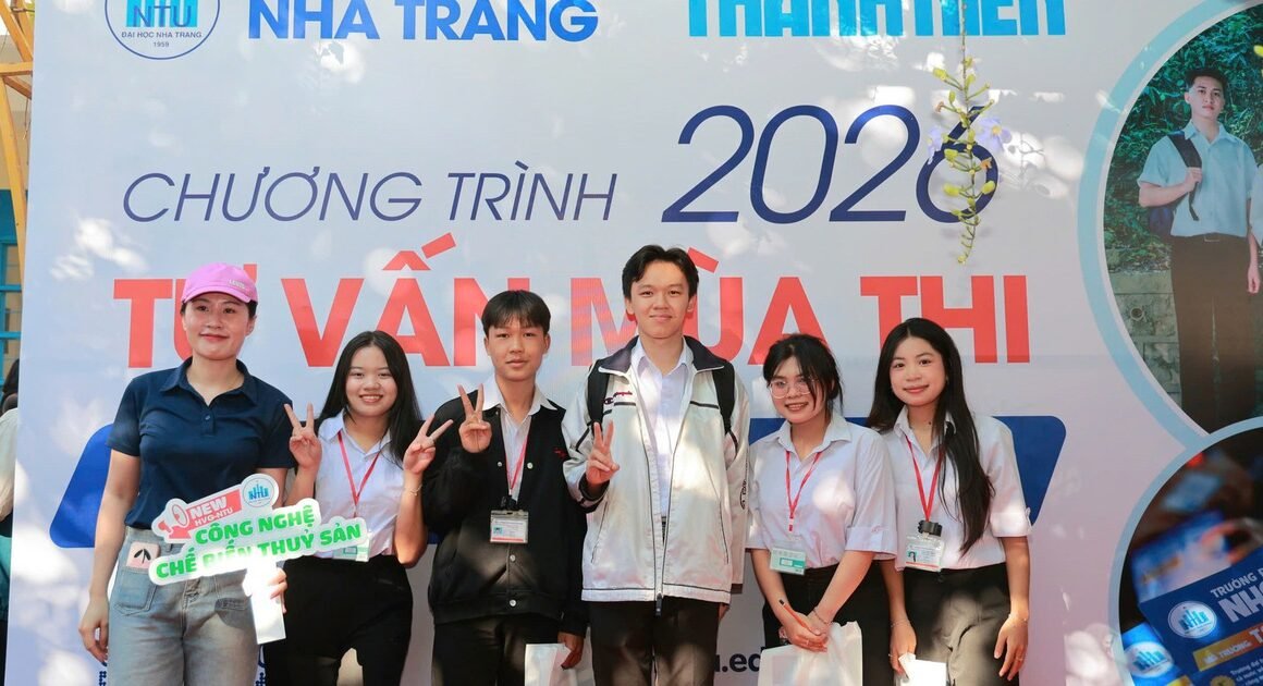 Á QUÂN ĐOÀN THANH TÙNG GỌI ĐẦY TÒ MÒ VỀ TUYỂN SINH ĐH TẠI TRƯỜNG ĐH NHA TRANG!
