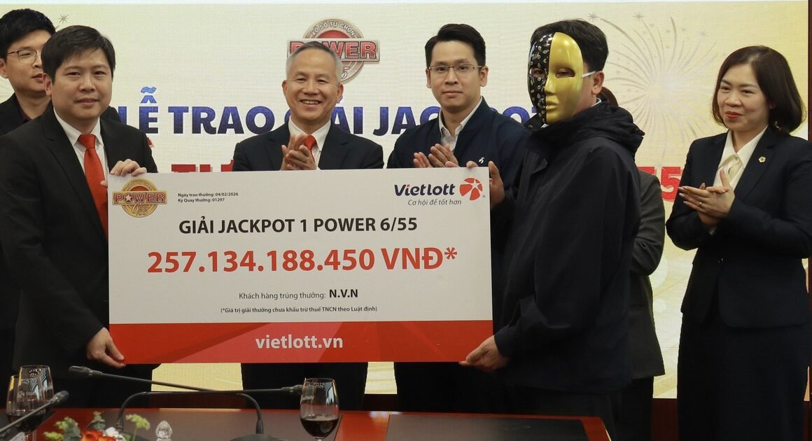 NGƯỜI CHIẾN THẮNG JACKPOT 257 TỶ ĐỒNG TẠO NÊN ĐIỀU KỲ DIỆU, TẶNG 6 TỶ VÌ XÃ HỘI NGAY TRONG LỄ NHẬN THƯỞNG!
