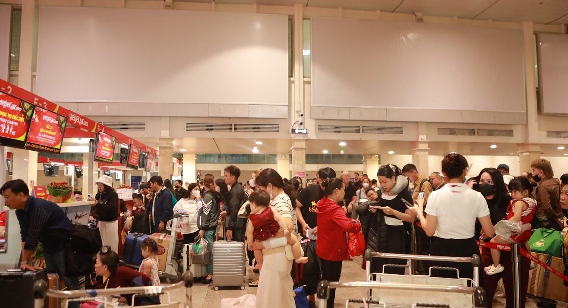 GA TÂN SƠN NHẤT CHẠY NGẬP NGHIÊN KHÁCH, NGƯỜI DÂN LŨN LỘN ĐI CHUYẾN ĐI TẾT