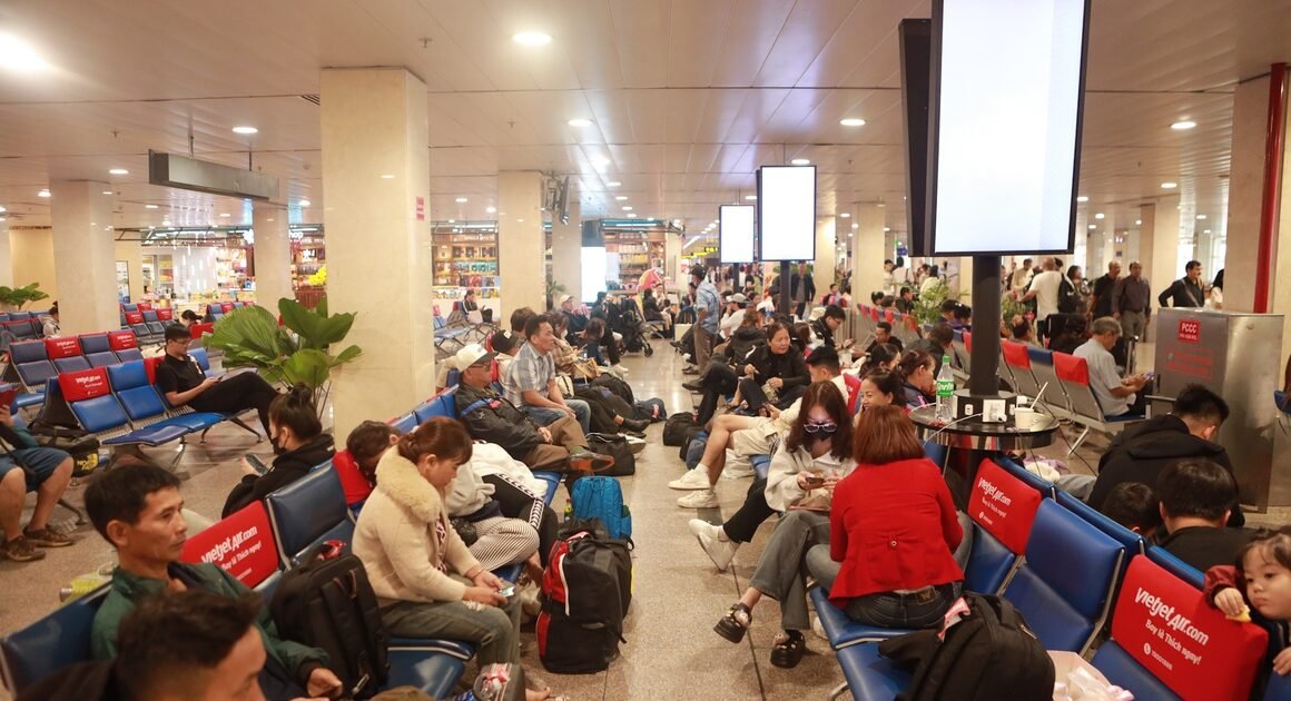 GA TÂN SƠN NHẤT CHẬT KẸT, CHUYẾN BAY DELAY GẦN 3 TIẾNG VÀO NGÀY MÙNG 5 TẾT!