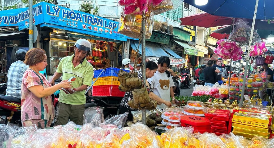 CHỈ KHI TẾT GẦN, CHỢ BÁNH TRUYỀN THỐNG NGƯỜI HOA TRÊN ĐƯỜNG PHÙNG HƯNG – NGUYỄN TRÃI RỰC RỠ SẮC MÀU VÀ ĐẬM ĐÀ KHÍ TẾT!