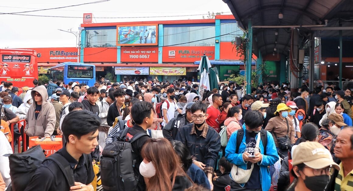 NGƯỜI ĐỒNG NHIỆT ĐỘNG NÊN ĐỘNG ĐẦU,                               BẾN XE MIỀN TÂY CHỚI ĐÓN HÀNG NGHÌN CHUYẾN ĐI CỰC ĐỘC NGÀY CUỐI TRƯỚC TẾT!