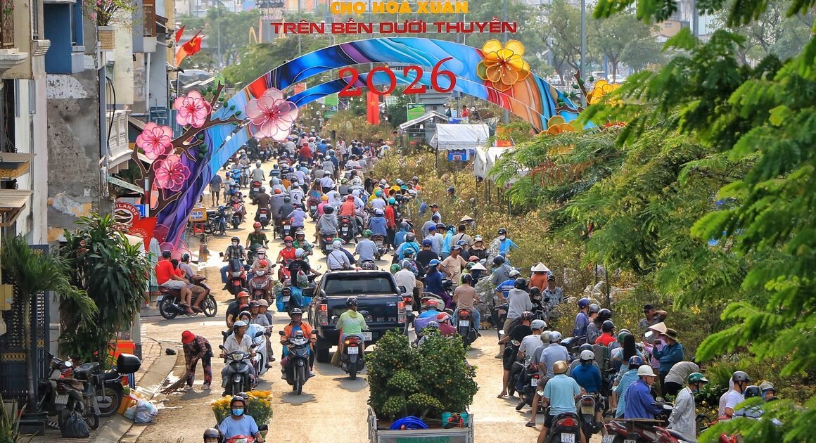 CHÙM ẢNH NHẬN DẦU NĂM MỚI TRÊN ĐƯỜNG PHỐ SÀI GÒN TRONG NGÀY GẤP GÁP CHUẨN BẾN TẾT