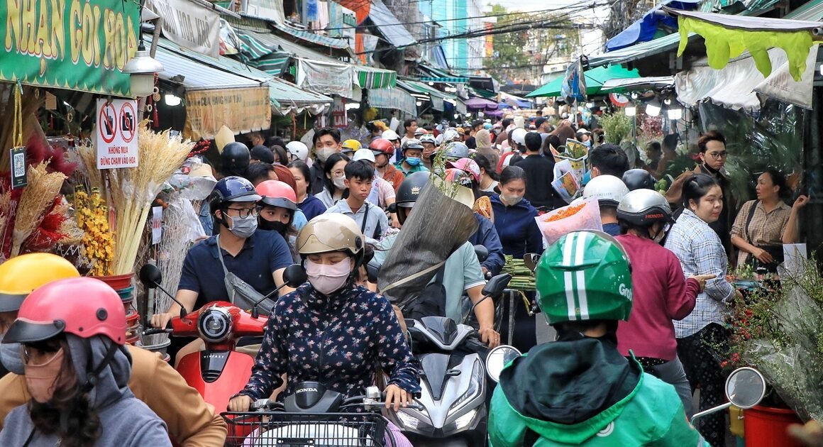 Chớm Tết, chợ hoa Hồ Thị Kỷ đông nghẹt, hoa nào khiến các tín đồ săn lùng nhiều nhất?