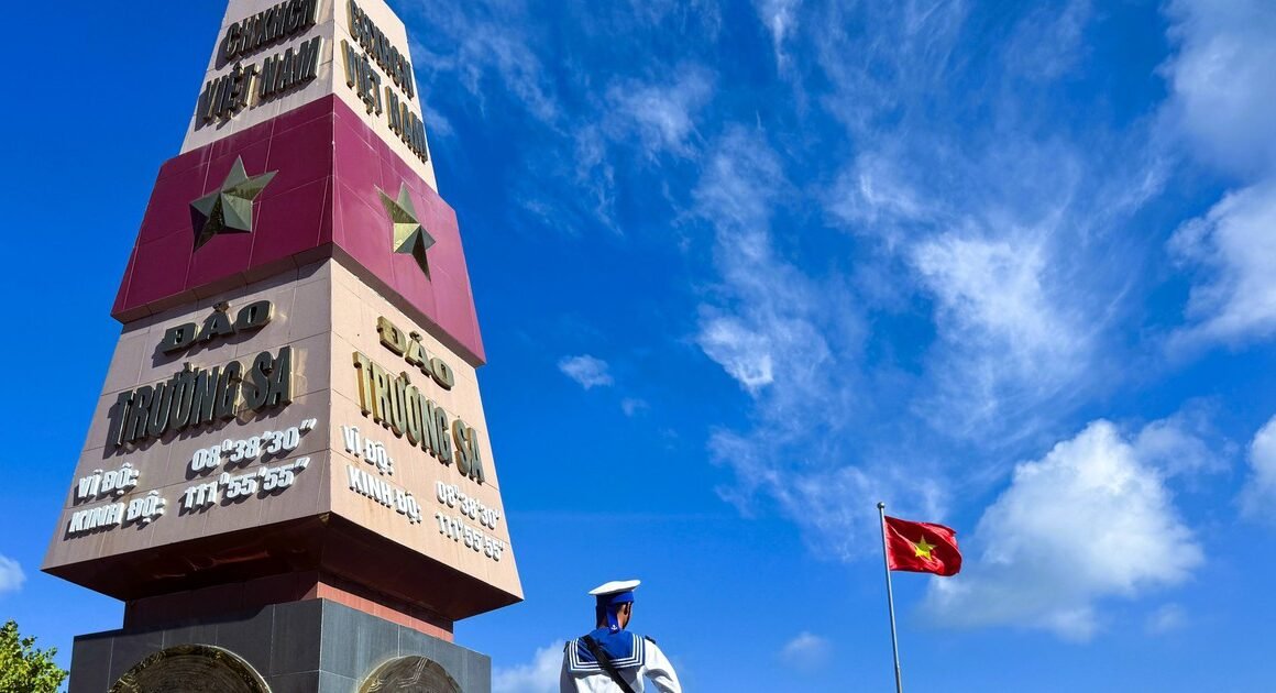 VÉO BĂNG CHUYẾN TÀU GIÃN DÁY TRƯỚC sóng GÕ TRÊN BIỂN KHÔNG NGỜI, CHUYẾN VÀO HÀNH TRÌNH TẶNG QUÀ TẾT ĐẶC BIỆT ĐẾN ĐẢO TRƯỜNG SA!