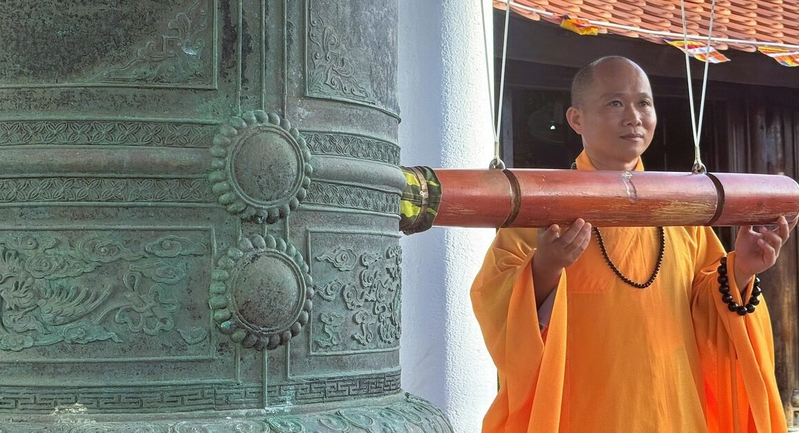 HỌ LÀ NHỮNG NGƯỜI BÌNH DỊ, NHƯNG TỪNG DÁM GÁNH TRÁCH NHIỆM GẮN BÓ VỚI TRƯỜNG SA MỖI NGÀY.