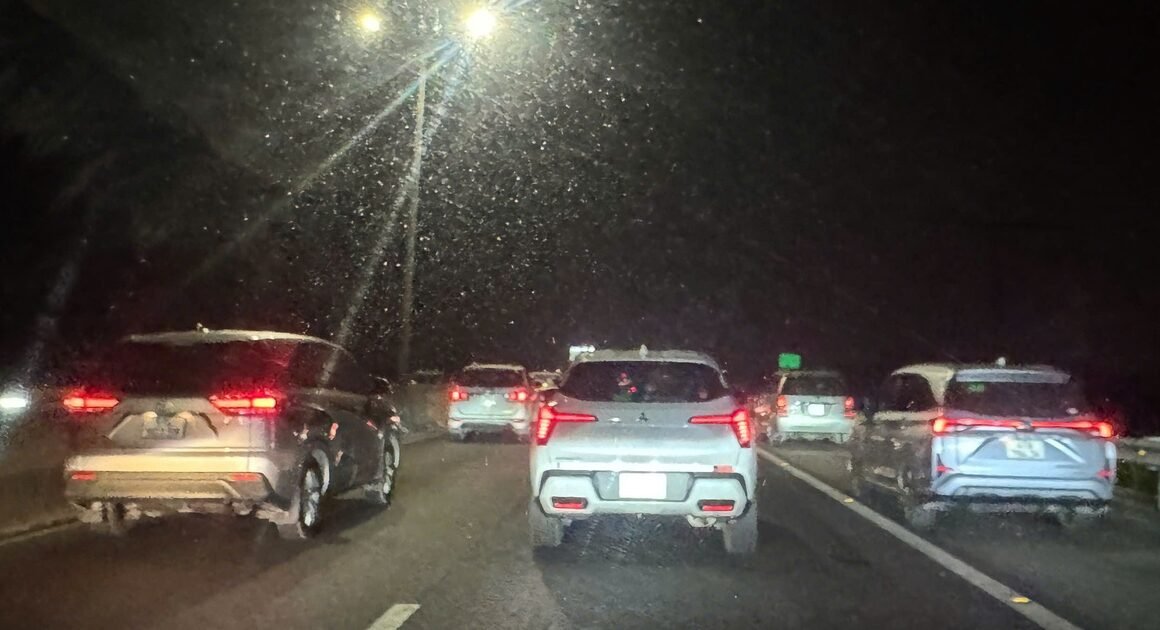 RẤT CÁC XE CHẤP THUẬN THEO HƯỚNG DẪN CỦA CSGT TRÊN CAO TỐC TP.HCM – TRUNG LƯƠNG SẼ KHÔNG BỊ XỬ PHẠT VỊ TRÍ LÀN KHẨN CẤP ĐỊNH ĐỐI VỚI CHÙA TẾT BỊNH NGỌ 2026!