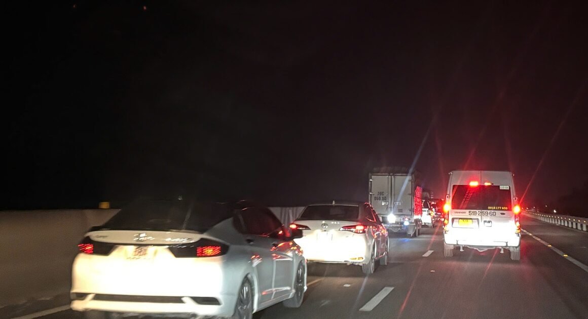 KẸT XE KINH HOÀNG CHIỀU 22.2: HƠN 8 GIỜ CHỜ ĐỢI CHO HÀNH TRÌNH TỪ ĐỒNG THÁP VỀ TP.HCM!