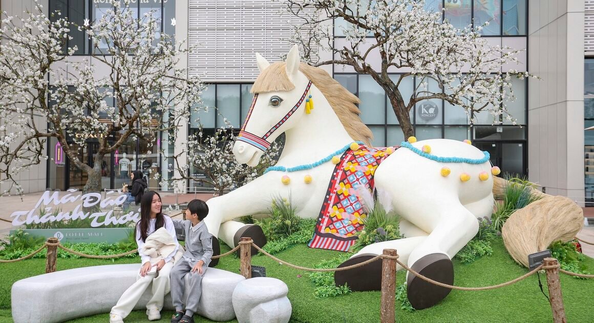 NGÀY CẬN TẾT, HÀ NỘI CHINH PHỤC VỚI LINH VẬT NGỰA ĐẶC SẮC ĐẦY SỨC SỐNG VÀ CHUẨN BỊ MẸO ĐÓN NĂM BỚT NGẠI!