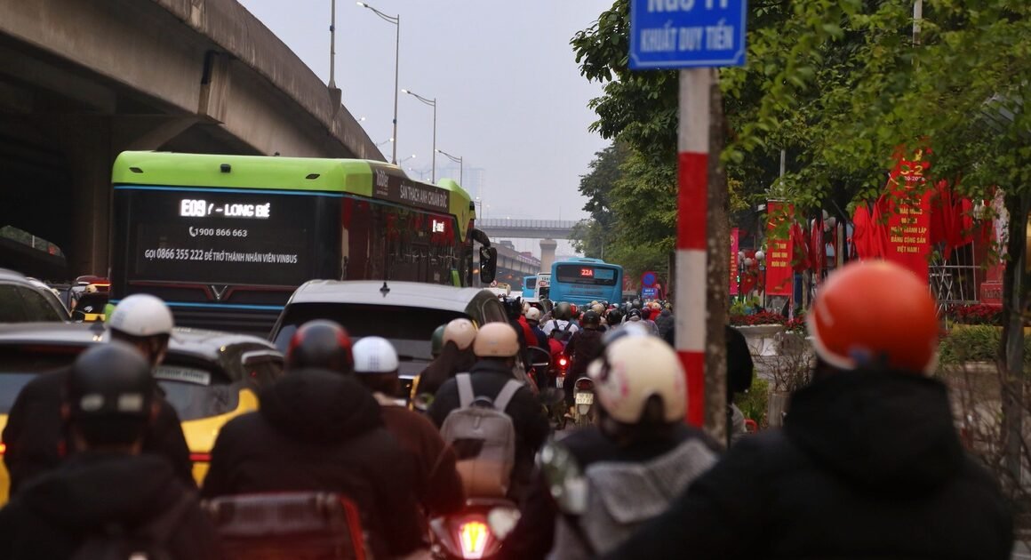 KHI NGÀY LÀM VIỆC CUỐI TRƯỚC TẾT NGUYÊN ĐÁN BÍNH NGỌ 2026 ĐẾN, HÀ NỘI NGẬP ẮP HÀNG CHẠY VỀ QUÊ!