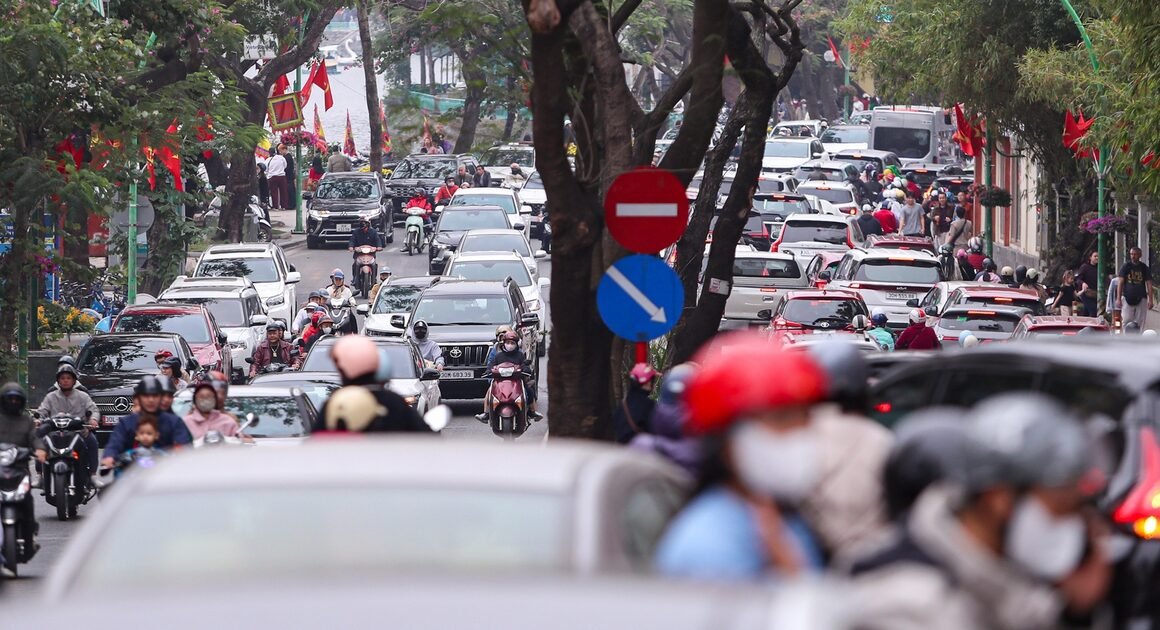 HÀ NHIỀU NGƯỜI DÂN HÀ NỘI ĐỔ RA ĐƯỜNG DU XUÂN, GÂY NÊN NHỮNG CHIỀU HỒN HÙNG VÀ GÂY THÊM THỬ THÁCH VỀ GIAO THÔNG!