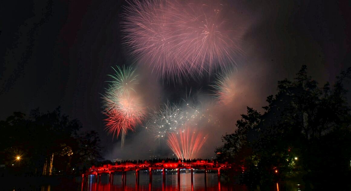 KHI PHÁO HOA RỒI RẠC TRÊN BẦU TRỜI THỦ ĐÔ ĐÓN CHÀO NĂM MỚI BÍNH NGỌ 2026, NHỮNG LỜI NGUYỆN ƯỚC GÌ ĐANG BAY VÀO TƯƠNG LAI?