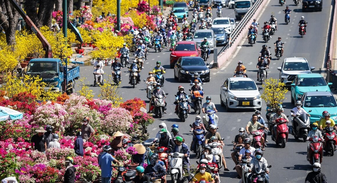 KHẨN TRƯƠNG TRONG NHỊP ĐẬP GIAO THỬA: DƯỚI ÁNH ĐÈN ĐÈN ĐỎ, HÀNH TRÌNH VỀ NHÀ TRỞ THÀNH MÙA SUM VẦY CỦA NGƯỜI SÀI GÒN