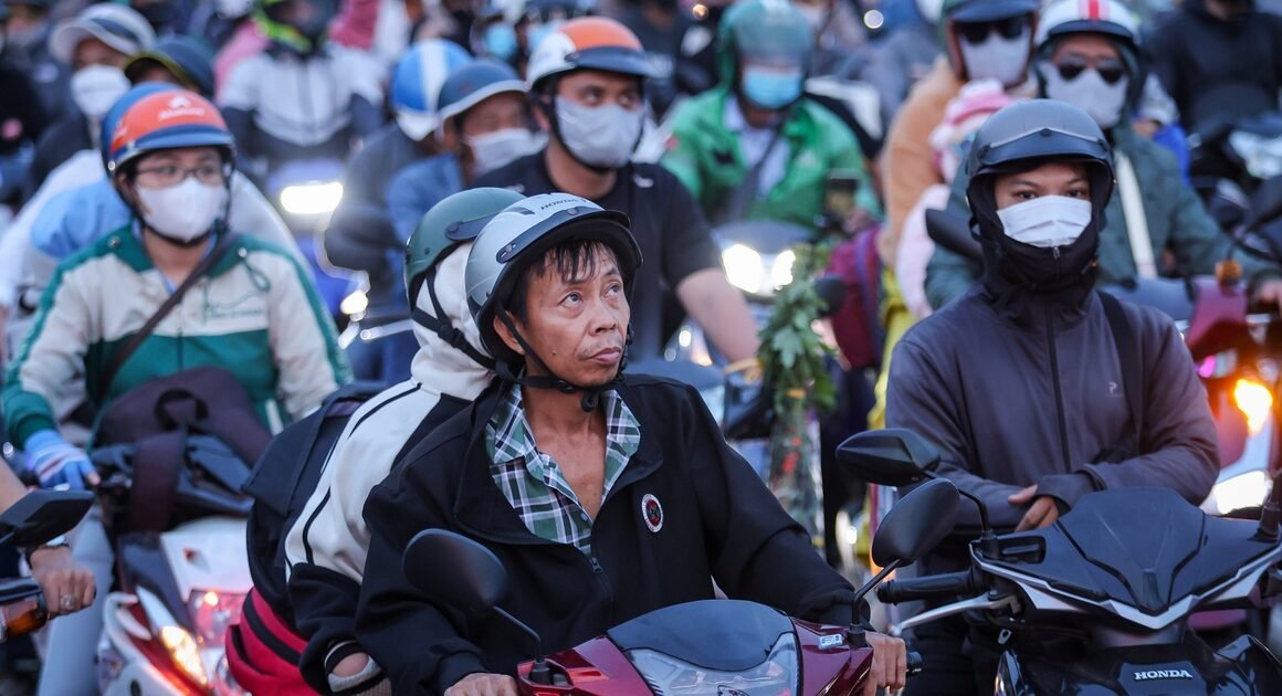 DÒNG NGƯỜI ĐỔ VỀ CỬA NGÕ PHÍA TÂY TP.HCM BÙNG NỔ TRONG NGÀY CUỐI NĂM, CHỜ ĐÓN TẾT ẤM ÁP!