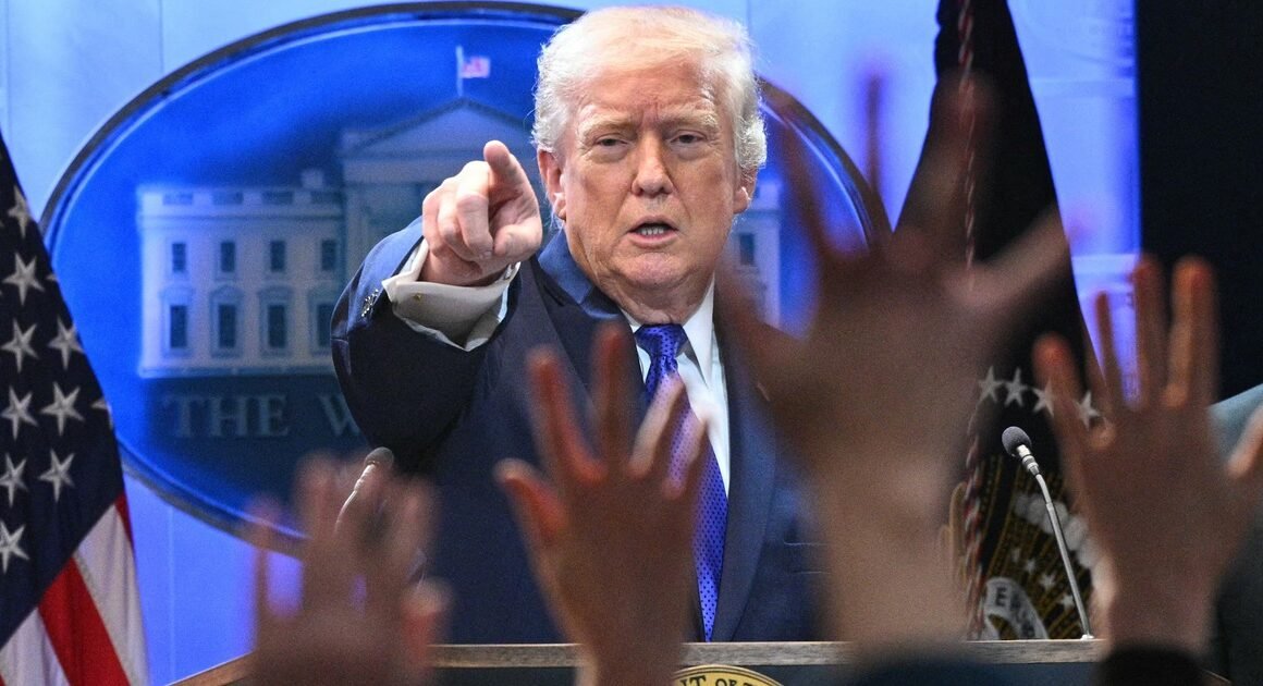 TỔNG THỐNG DONALD TRUMP SẮC BÉN TRƯỚC PHÁN QUYẾT CỦA TÒA ÁN TỐI CAO MỸ VỀ THUẾ QUAN, SẴN SÀNG DÙNG ĐÓN ĐÁNH MẠNH HƠN ĐỂ TIẾP TỤC CUỘC CHIẾN THƯƠNG MẠI TOÀN CẦU