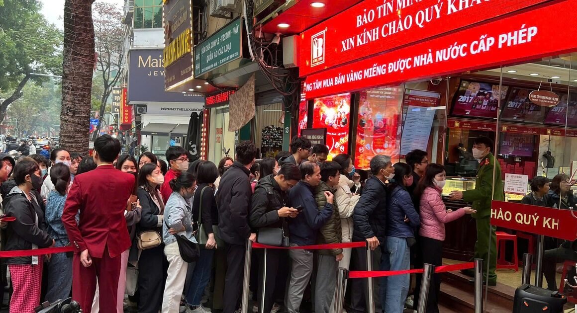 GẦN ĐÂY VÀNG GIẢM MẠNH, NHƯNG ĐỪNG NGHỈ NHHỞ! ĐỂ TRÁNH PHẠT, NGƯỜI DÂN CẦN BIẾT GÌ VỀ QUY ĐỊNH MUA BÁN VÀNG MỚI NHẤT!