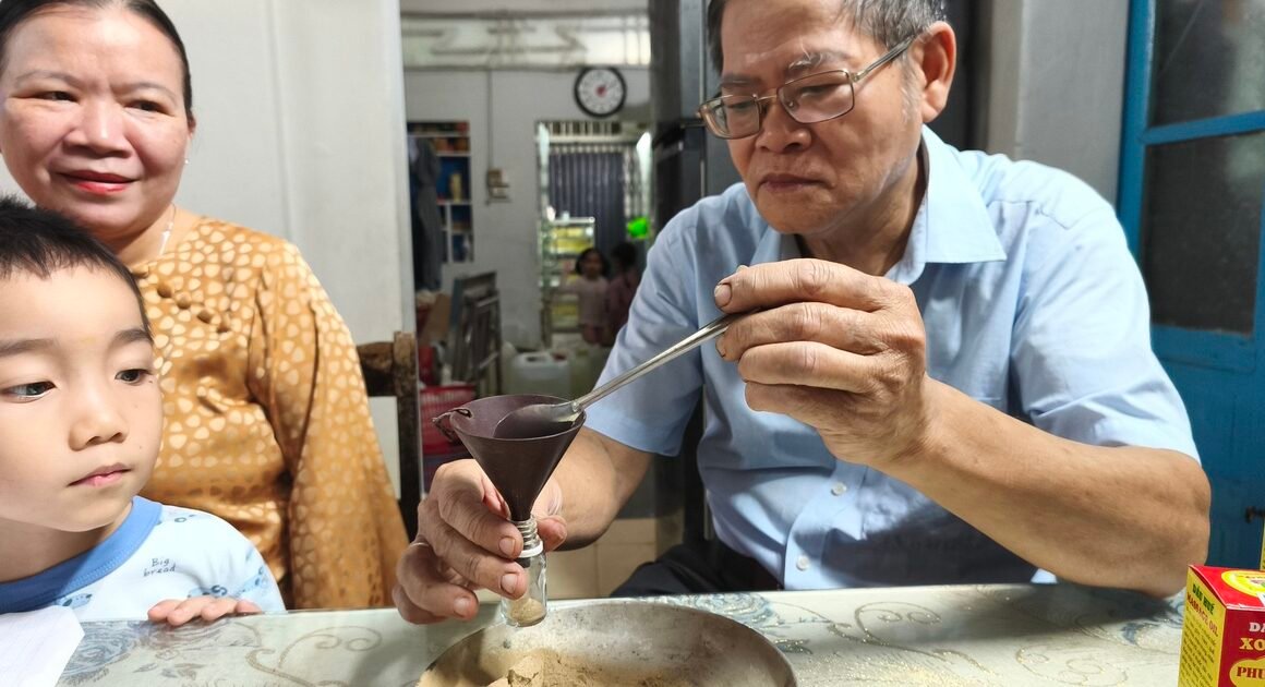 KHÁM PHÁ NGHỀ LÀM THUỐC NHUỘM RĂNG ĐEN CÓ MỘT KHẢO CỔ CÒN GẦN NHƯ TÊN VINTAGE!